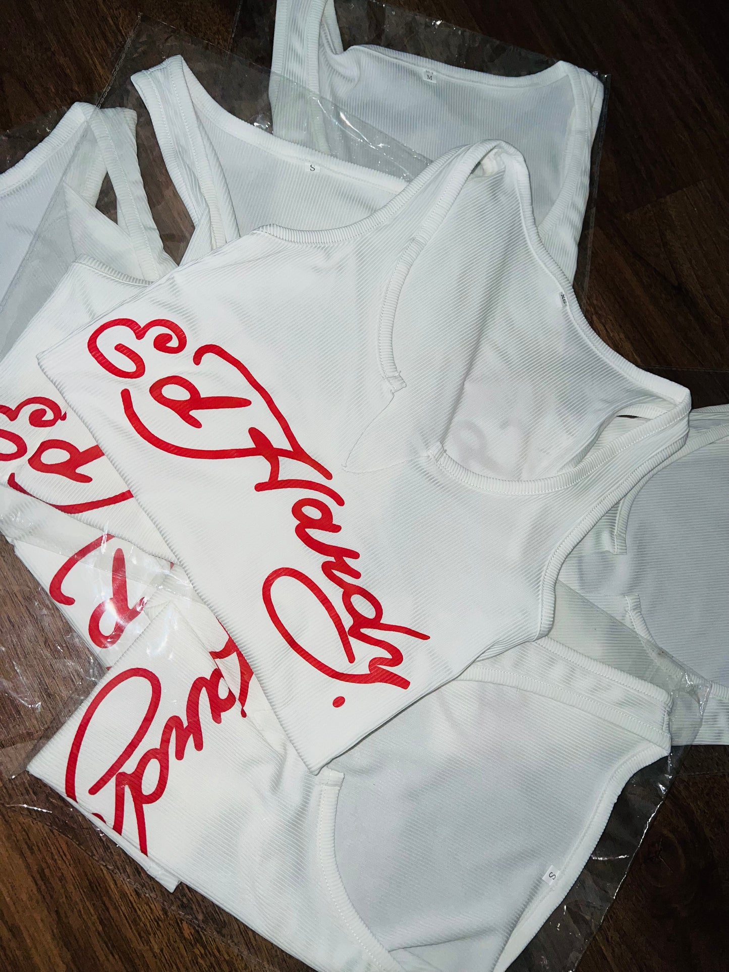 BADDIE RED|WHITE CROP TOP